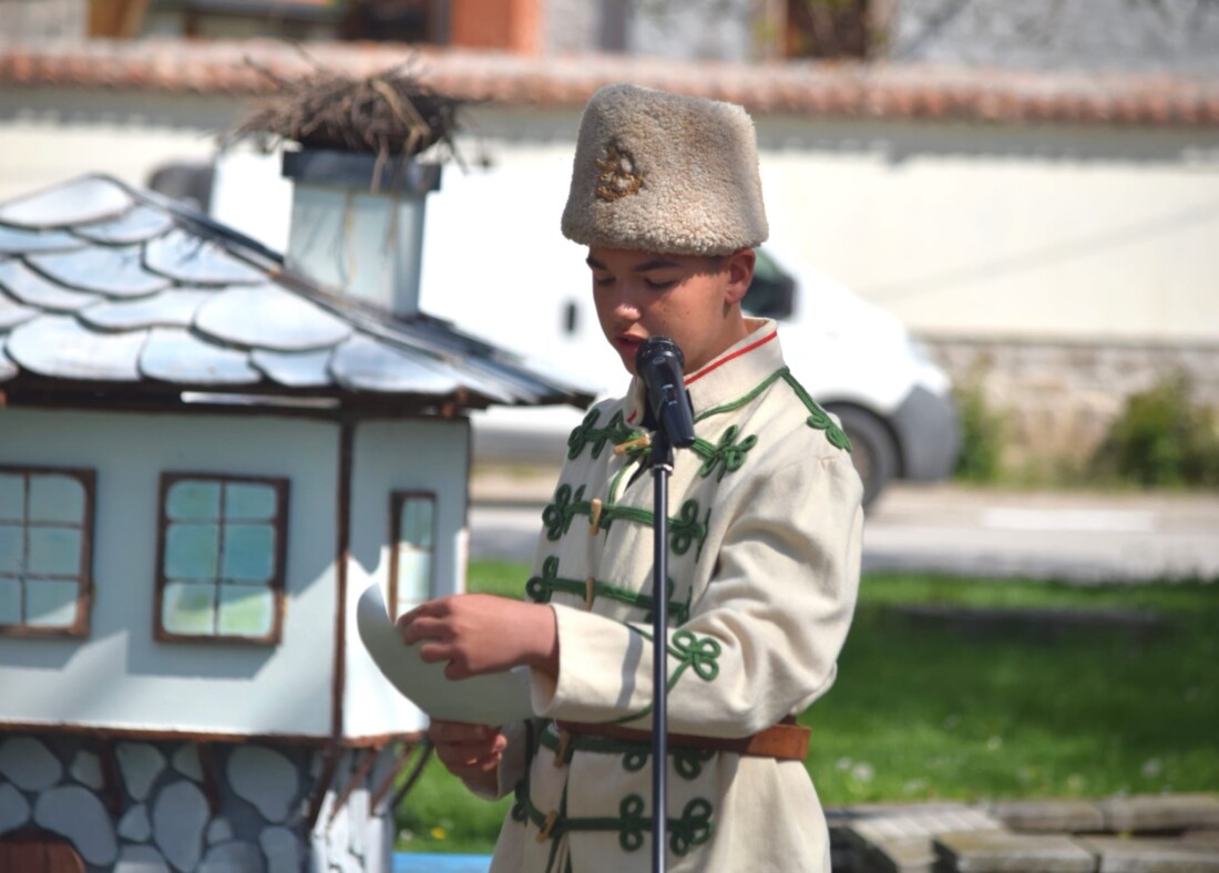 Деца пресъздадоха събитията от 1876 година в Бенковски (СНИМКИ)