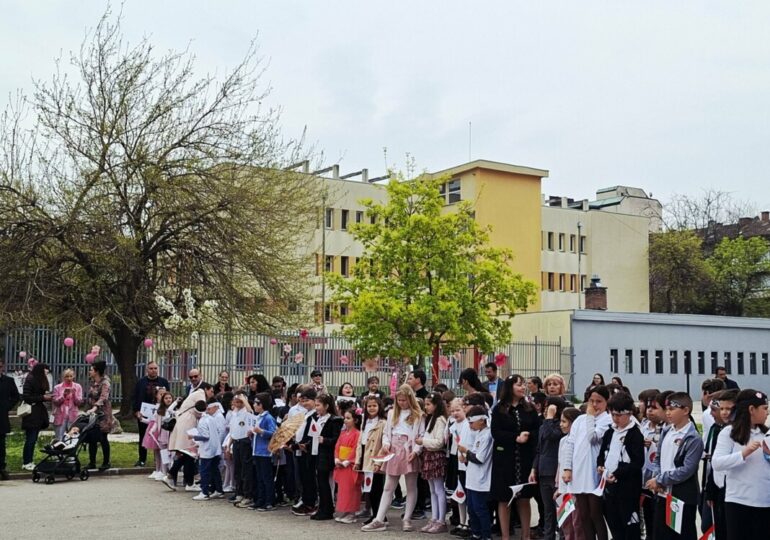 Японският посланик засади сакура в двора на СУ „Свети Климент Охридски“ в Пловдив (ГАЛЕРИЯ)