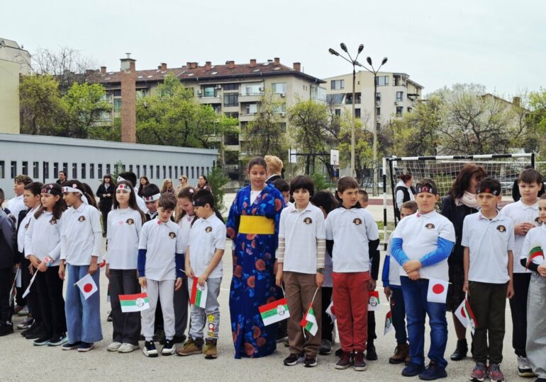 Японският посланик засади сакура в двора на СУ „Свети Климент Охридски“ в Пловдив (ГАЛЕРИЯ)