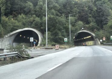 Автобус аварира в тунела "Траянови врата" на магистрала "Тракия"