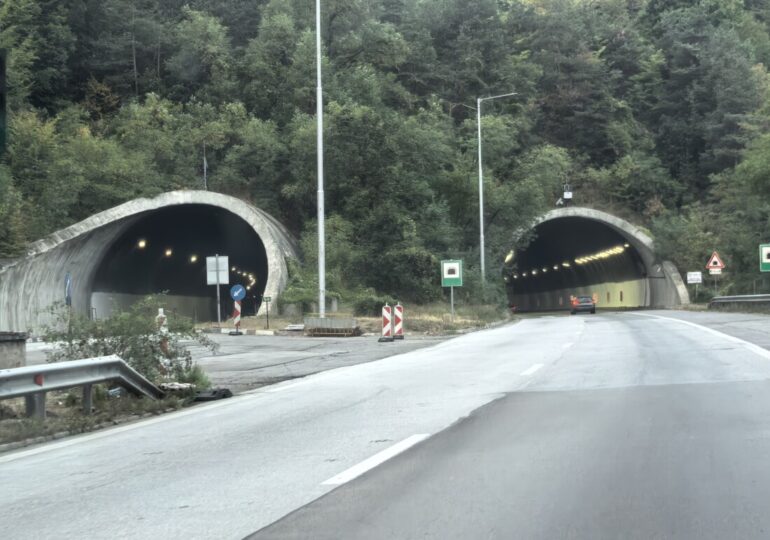 Автобус аварира в тунела "Траянови врата" на магистрала "Тракия"