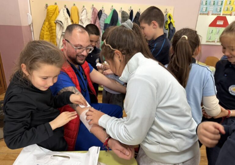 Лекарски асистенти обучават ученици в Пазарджик за здравето, спешната помощ и избора на професия (СНИМКИ) 12 Лекарски асистенти обучават ученици в Пазарджик за здравето, спешната помощ и избора на професия (СНИМКИ)