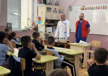 Лекарски асистенти обучават ученици в Пазарджик за здравето, спешната помощ и избора на професия (СНИМКИ)