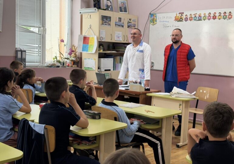 Лекарски асистенти обучават ученици в Пазарджик за здравето, спешната помощ и избора на професия (СНИМКИ)