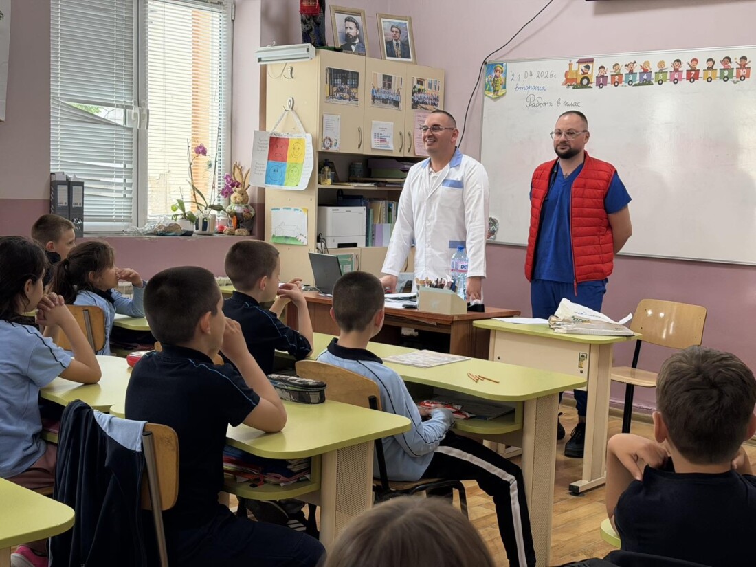 Лекарски асистенти обучават ученици в Пазарджик за здравето, спешната помощ и избора на професия (СНИМКИ) 1 Лекарски асистенти обучават ученици в Пазарджик за здравето, спешната помощ и избора на професия (СНИМКИ)