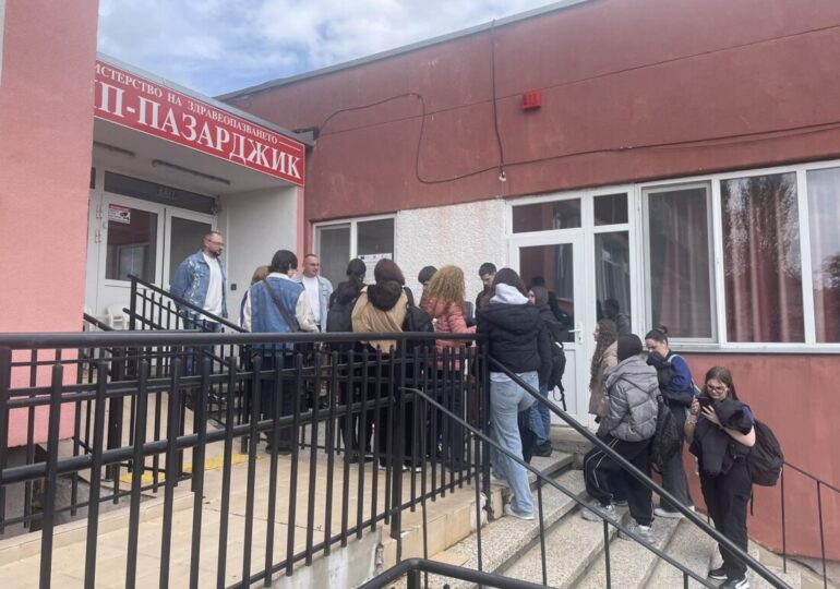 Лекарски асистенти обучават ученици в Пазарджик за здравето, спешната помощ и избора на професия (СНИМКИ) 13 Лекарски асистенти обучават ученици в Пазарджик за здравето, спешната помощ и избора на професия (СНИМКИ)
