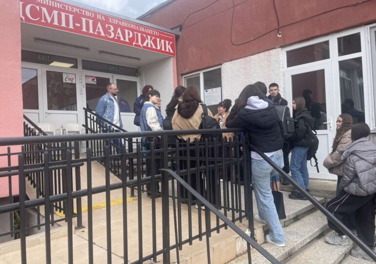 Лекарски асистенти обучават ученици в Пазарджик за здравето, спешната помощ и избора на професия (СНИМКИ) 14 Лекарски асистенти обучават ученици в Пазарджик за здравето, спешната помощ и избора на професия (СНИМКИ)