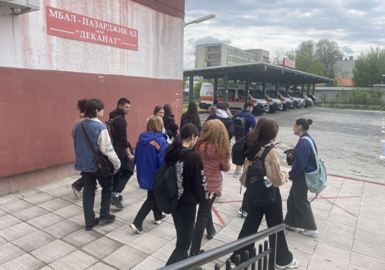 Лекарски асистенти обучават ученици в Пазарджик за здравето, спешната помощ и избора на професия (СНИМКИ) 9 Лекарски асистенти обучават ученици в Пазарджик за здравето, спешната помощ и избора на професия (СНИМКИ)