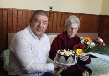 Един век житейска мъдрост: Кметът на Кричим уважи юбилея на столетница