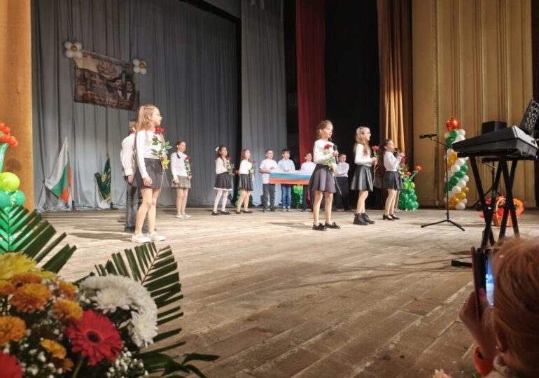 90 години знание и гордост: Вижте как СУ „Братя Миладинови“ отпразнува своя паметен юбилей (СНИМКИ)