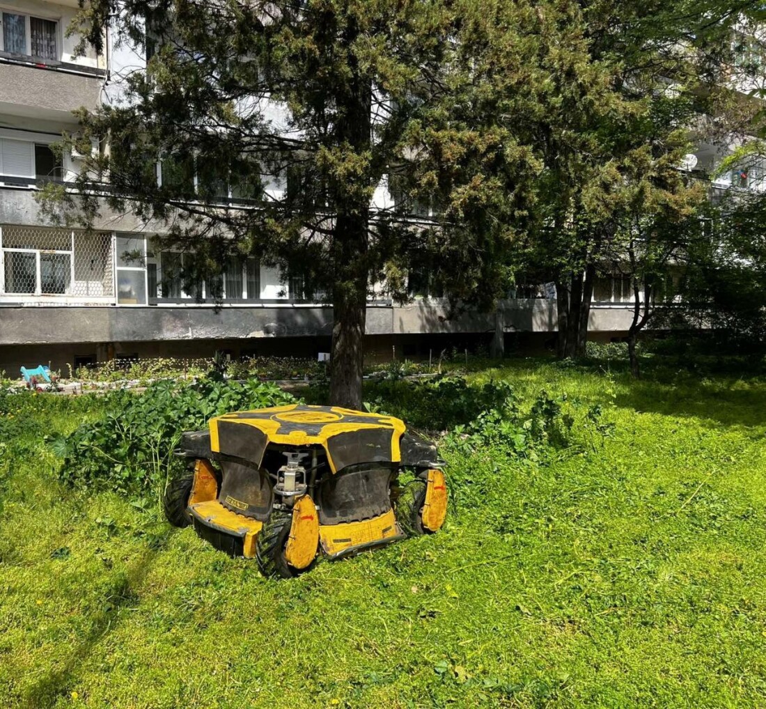 Косачка робот вече коси зелените площи в Асеновград (СНИМКИ) 3 Косачка робот вече коси зелените площи в Асеновград (СНИМКИ)