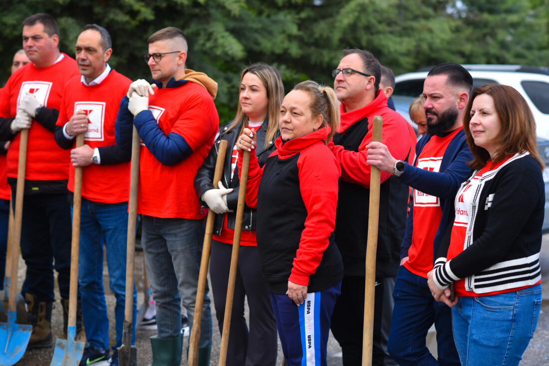 Десетки нови чинари обогатяват зелената система на Гребната база (СНИМКИ) 1 Десетки нови чинари обогатяват зелената система на Гребната база (СНИМКИ)