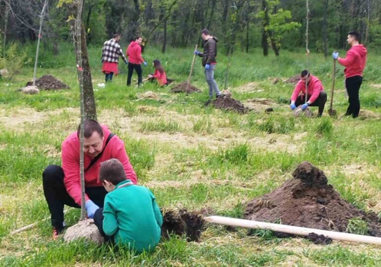Община Пловдив и SEEBURGER Bulgaria отбелязаха Деня на Земята с ново залесяване в парк „Лаута“ (ГАЛЕРИЯ) 3 Община Пловдив и SEEBURGER Bulgaria отбелязаха Деня на Земята с ново залесяване в парк „Лаута“ (ГАЛЕРИЯ)