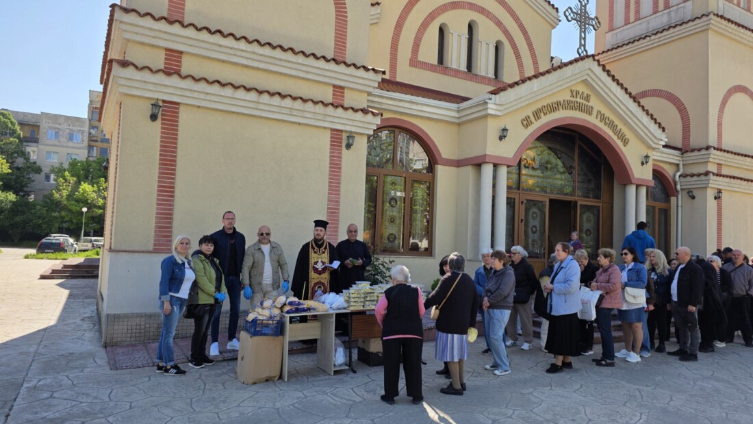 Курбан за здраве бе раздаден в район "Тракия" по случай Гергьовден (СНИМКИ)