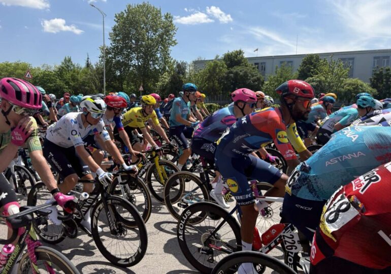Хиляди се включиха във велошествието по маршрута на Giro d’Italia в Пловдив (ГАЛЕРИЯ) 6 Хиляди се включиха във велошествието по маршрута на Giro d’Italia в Пловдив (ГАЛЕРИЯ)