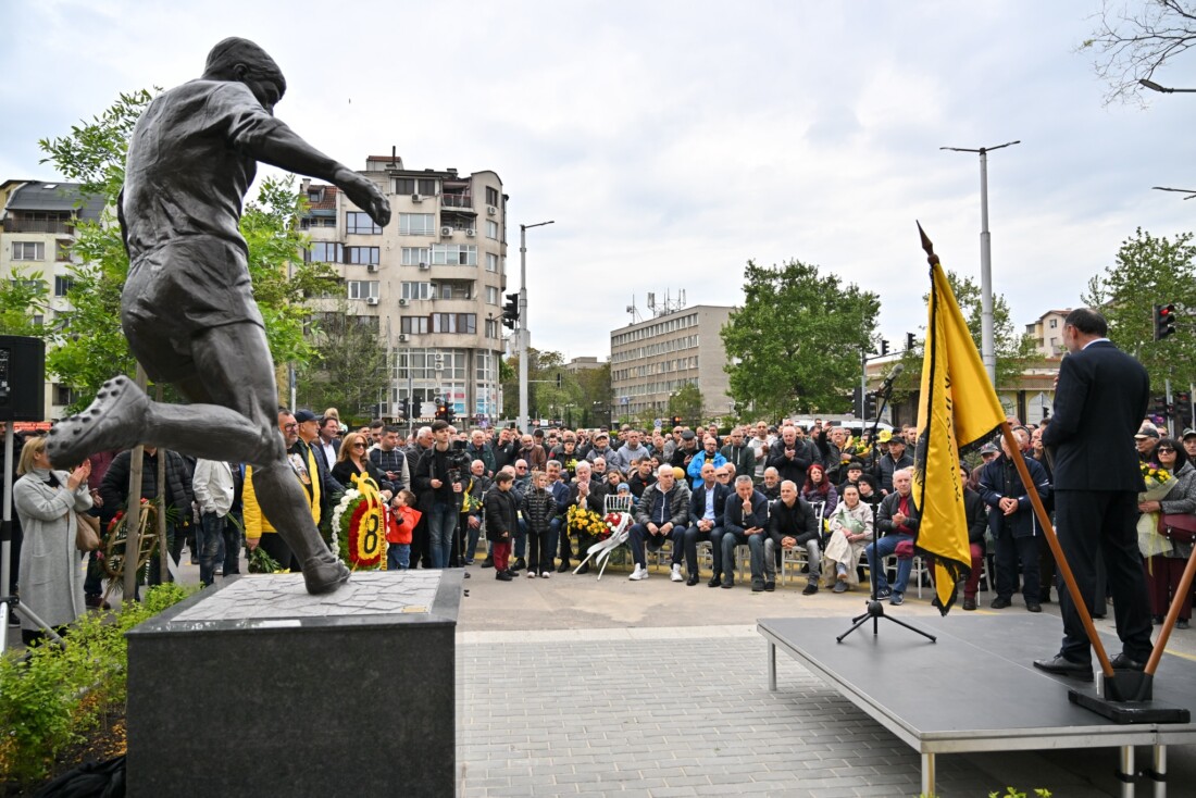 Откриха тържествено паметника на легендата Динко Дерменджиев - Чико (СНИМКИ)