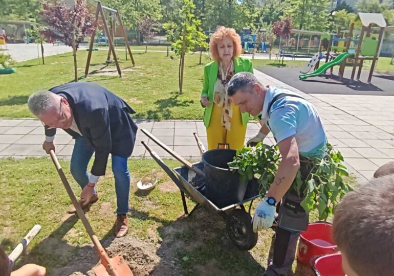 Традицията е спазена: Кметът на район "Източен" се включи в облагородяването на двора на ДГ "Щастливо детство" (СНИМКИ)