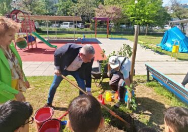 Традицията е спазена: Кметът на район "Източен" се включи в облагородяването на двора на ДГ "Щастливо детство" (СНИМКИ)