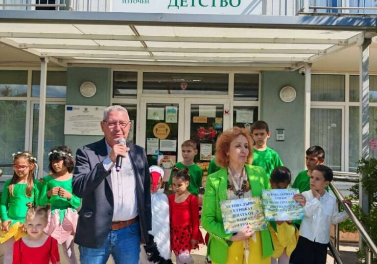Традицията е спазена: Кметът на район "Източен" се включи в облагородяването на двора на ДГ "Щастливо детство" (СНИМКИ)