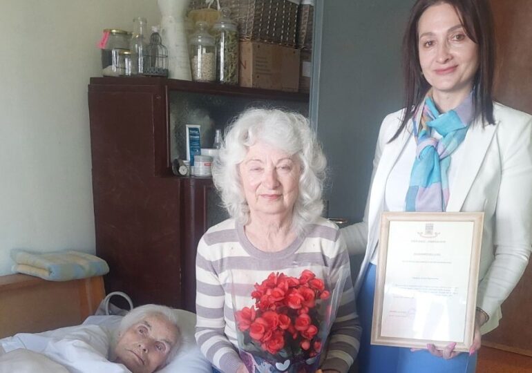Един век живот: Район "Южен" почете 100-годишния юбилей на баба Иванка