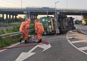 След катастрофата: Близо 12 часа почистваха разлива от преобърналата се цистерна в Пловдив (СНИМКИ)