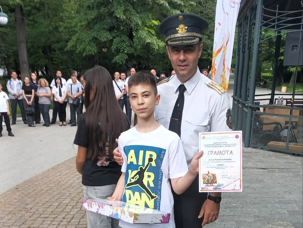 Малки художници с големи сърца: Страхотно признание за две деца от Асеновград (СНИМКИ)