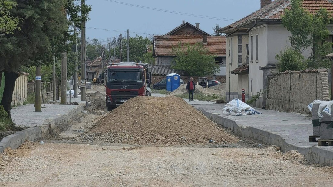Ремонтират ключови улици в Калояново и Дълго поле (СНИМКИ)