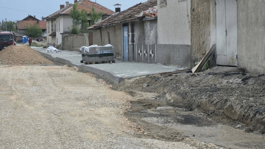Ремонтират ключови улици в Калояново и Дълго поле (СНИМКИ) 3 Ремонтират ключови улици в Калояново и Дълго поле (СНИМКИ)