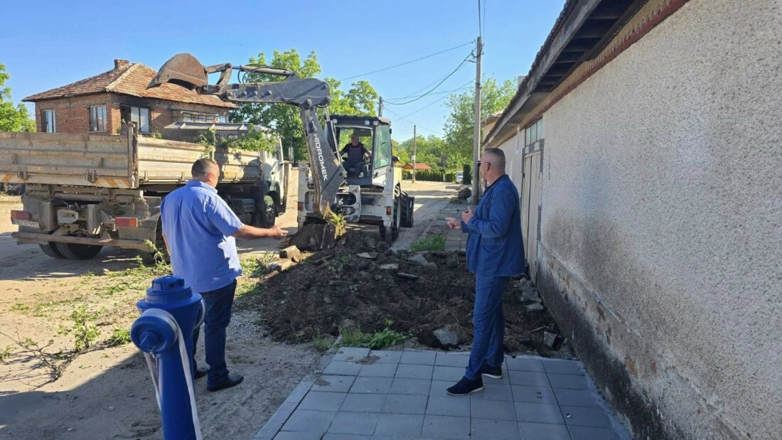 Ремонтират ключови улици в Калояново и Дълго поле (СНИМКИ) 1 Ремонтират ключови улици в Калояново и Дълго поле (СНИМКИ)