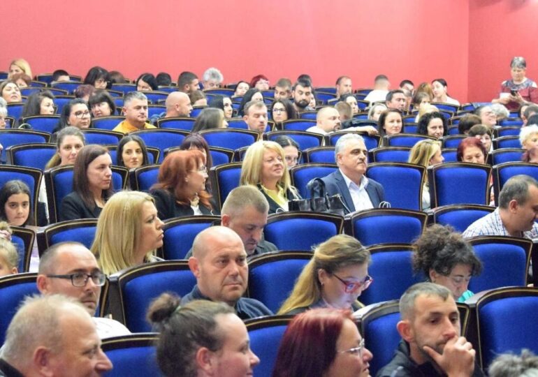 Повече от 200 деца изпъстриха сцената на Драматичния театър в Пловдив за юбилея на ДГ „Бисер“ в Труд (СНИМКИ) 8 Повече от 200 деца изпъстриха сцената на Драматичния театър в Пловдив за юбилея на ДГ „Бисер“ в Труд (СНИМКИ)