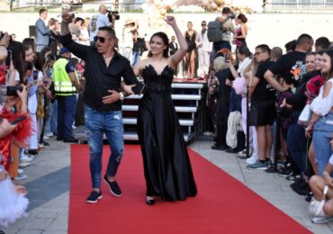 "Днес всичко изглежда по-красиво": Кметът на Асеновград изпрати лично близо 400 абитуриенти (СНИМКИ)