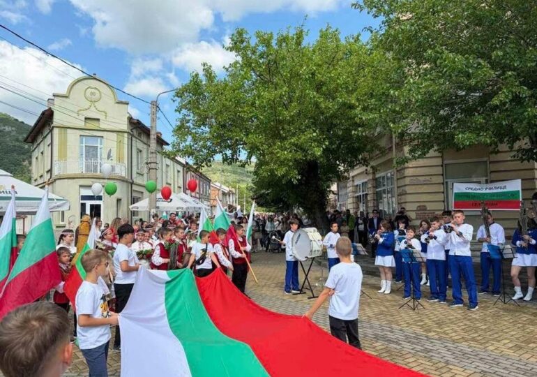 "Нека пребъде делото на светите братя Кирил и Методий": Жители и гости на Кричим отбелязаха 24 май (СНИМКИ)