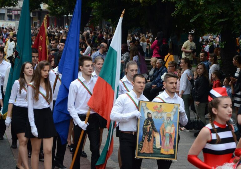 Шествие за Деня на светите братя Кирил и Методий спира движението край Хуманитарната гимназия и в Стария град