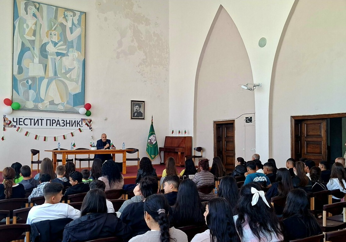 Интересни факти за живота на Христо Ботев разказа пред ученици от Садово наследникът на рода му Боян Ботйов (СНИМКИ)