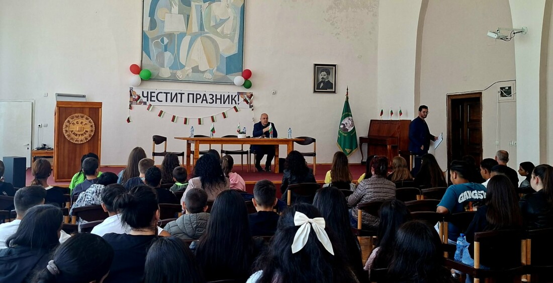 Интересни факти за живота на Христо Ботев разказа пред ученици от Садово наследникът на рода му Боян Ботйов (СНИМКИ)