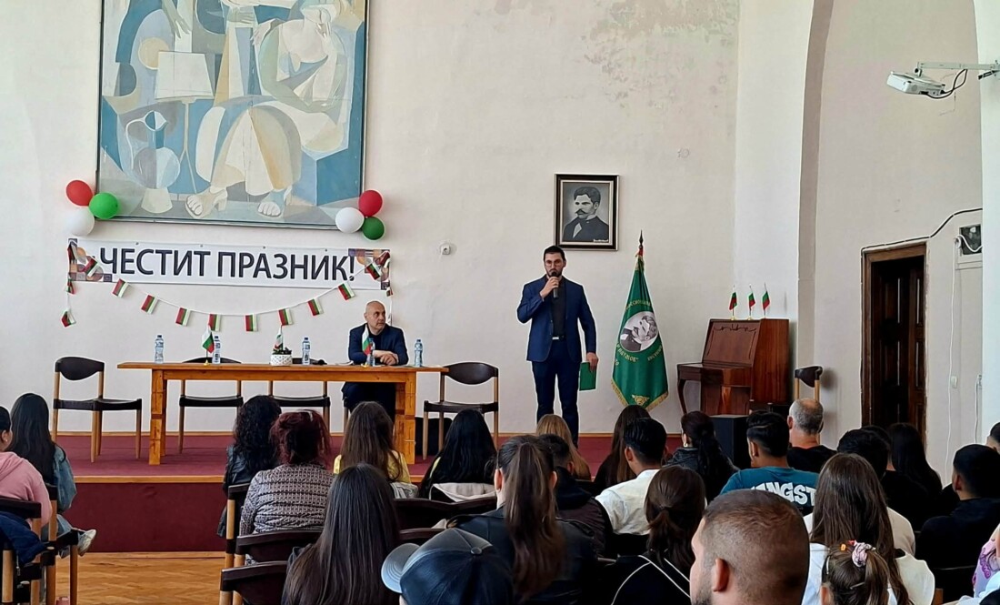 Интересни факти за живота на Христо Ботев разказа пред ученици от Садово наследникът на рода му Боян Ботйов (СНИМКИ)