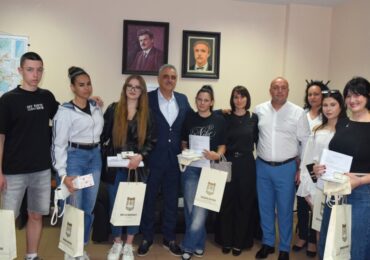 Начало 25 По инициатива на Община Марица: Три момичета от Труд получиха стипендии за университет от две фондации (СНИМКИ)