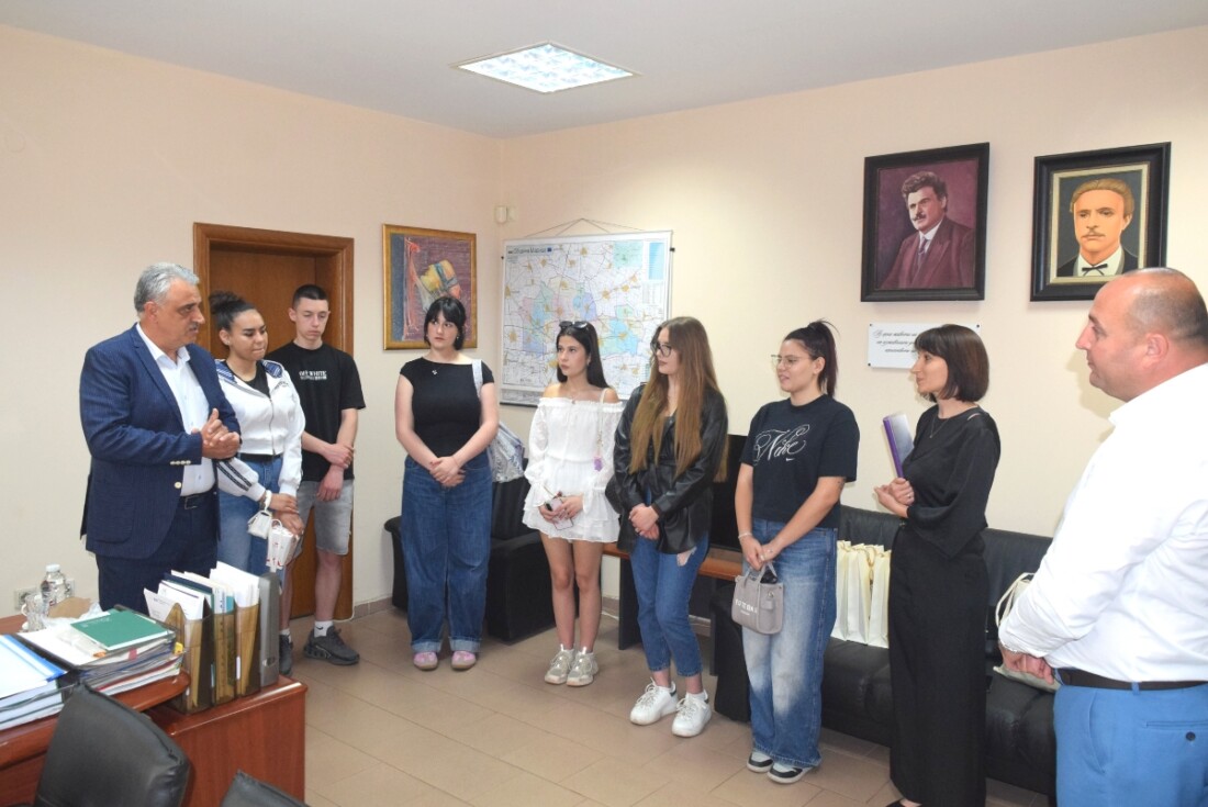 По инициатива на Община Марица: Три момичета от Труд получиха стипендии за университет от две фондации (СНИМКИ) 1 По инициатива на Община Марица: Три момичета от Труд получиха стипендии за университет от две фондации (СНИМКИ)
