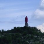 Закачиха розово наметало на паметника на Альоша