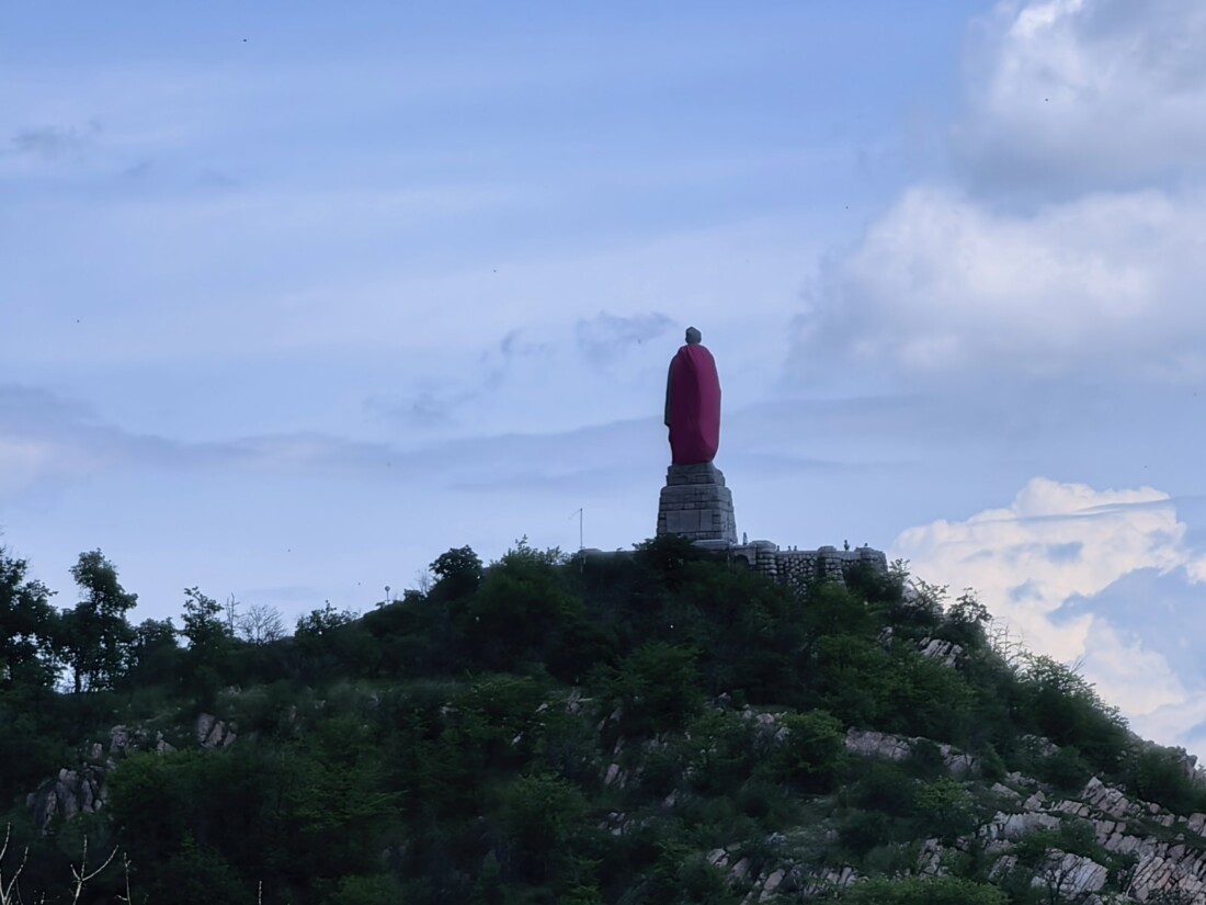 Закачиха розово наметало на паметника на Альоша