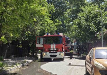 Голям пожар в пловдивския квартал "Кючук Париж", три екипа се бориха със стихията (СНИМКИ)