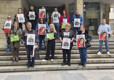 "4 години чакаме справедливост": Родители на загинали на пътя деца излязоха на протест в Пловдив (СНИМКИ)