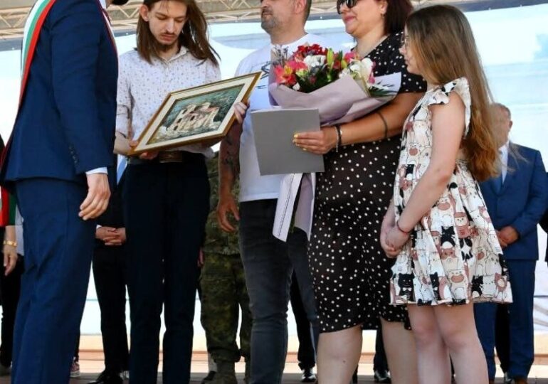 "Един град не се крепи само на камък и история, а на хората": Честит празник, Асеновград! (ГАЛЕРИЯ) 4 "Един град не се крепи само на камък и история, а на хората": Честит празник, Асеновград! (ГАЛЕРИЯ)