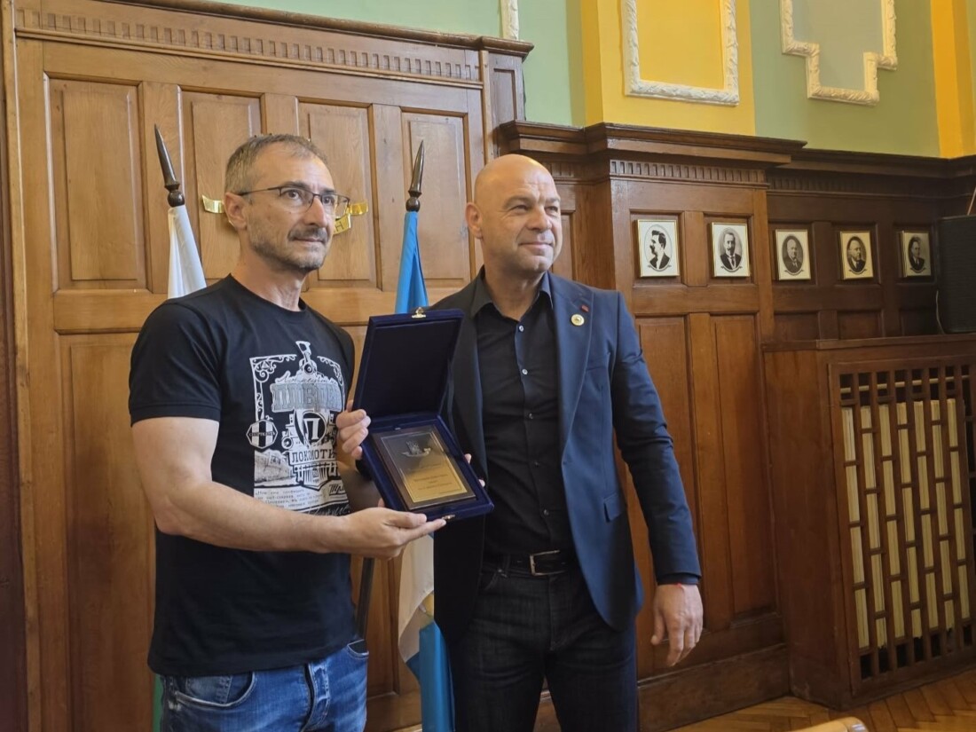Кметът на Пловдив поздрави баскетболистите на "Локомотив" за успешния сезон (СНИМКИ) 1 Кметът на Пловдив поздрави баскетболистите на "Локомотив" за успешния сезон (СНИМКИ)
