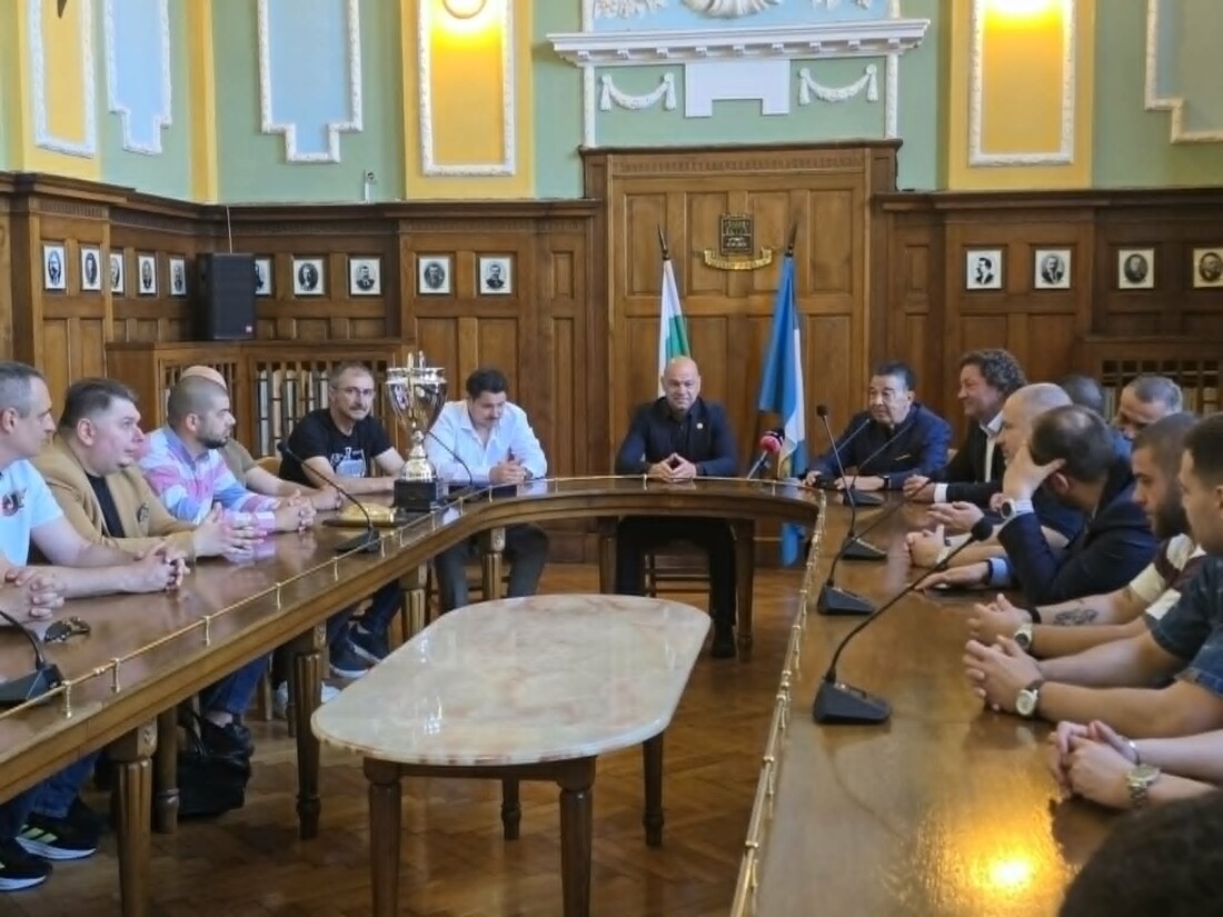 Кметът на Пловдив поздрави баскетболистите на "Локомотив" за успешния сезон (СНИМКИ) 3 Кметът на Пловдив поздрави баскетболистите на "Локомотив" за успешния сезон (СНИМКИ)