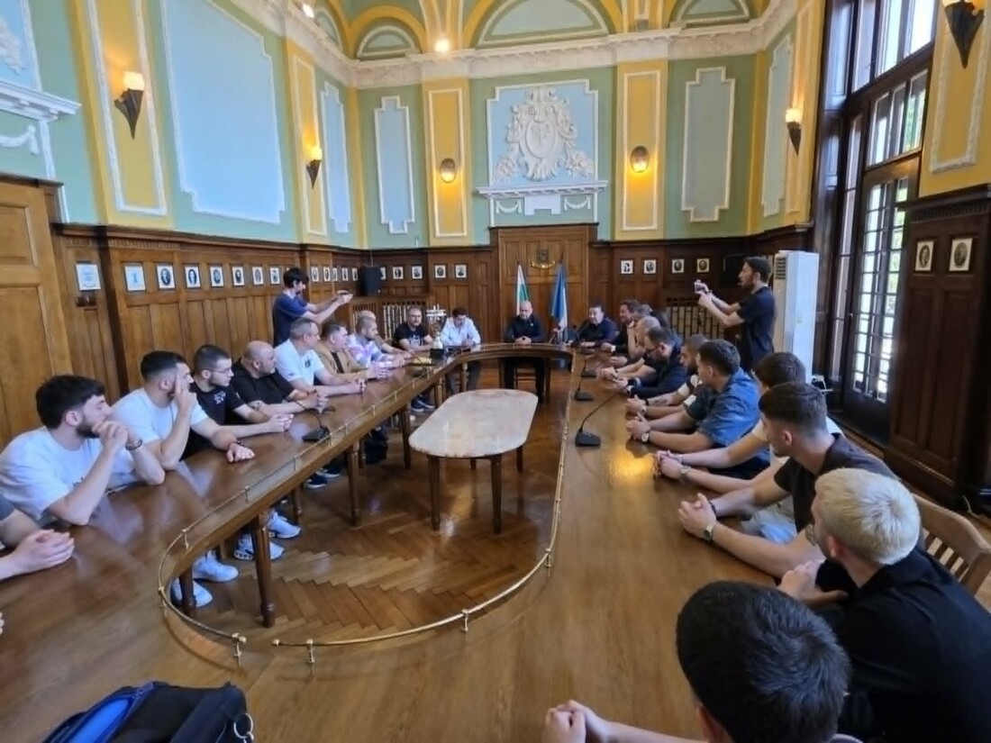 Кметът на Пловдив поздрави баскетболистите на "Локомотив" за успешния сезон (СНИМКИ) 2 Кметът на Пловдив поздрави баскетболистите на "Локомотив" за успешния сезон (СНИМКИ)