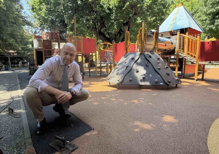 Напредва ремонтът на голямата детска площадка в Цар-Симеоновата градина (СНИМКИ)