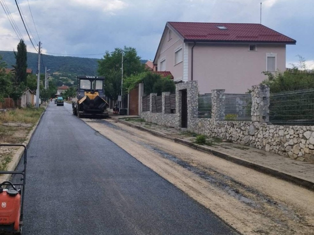 Ремонтът на ключова улица в Брестник е на финала, напредва работата и по други обекти (СНИМКИ)