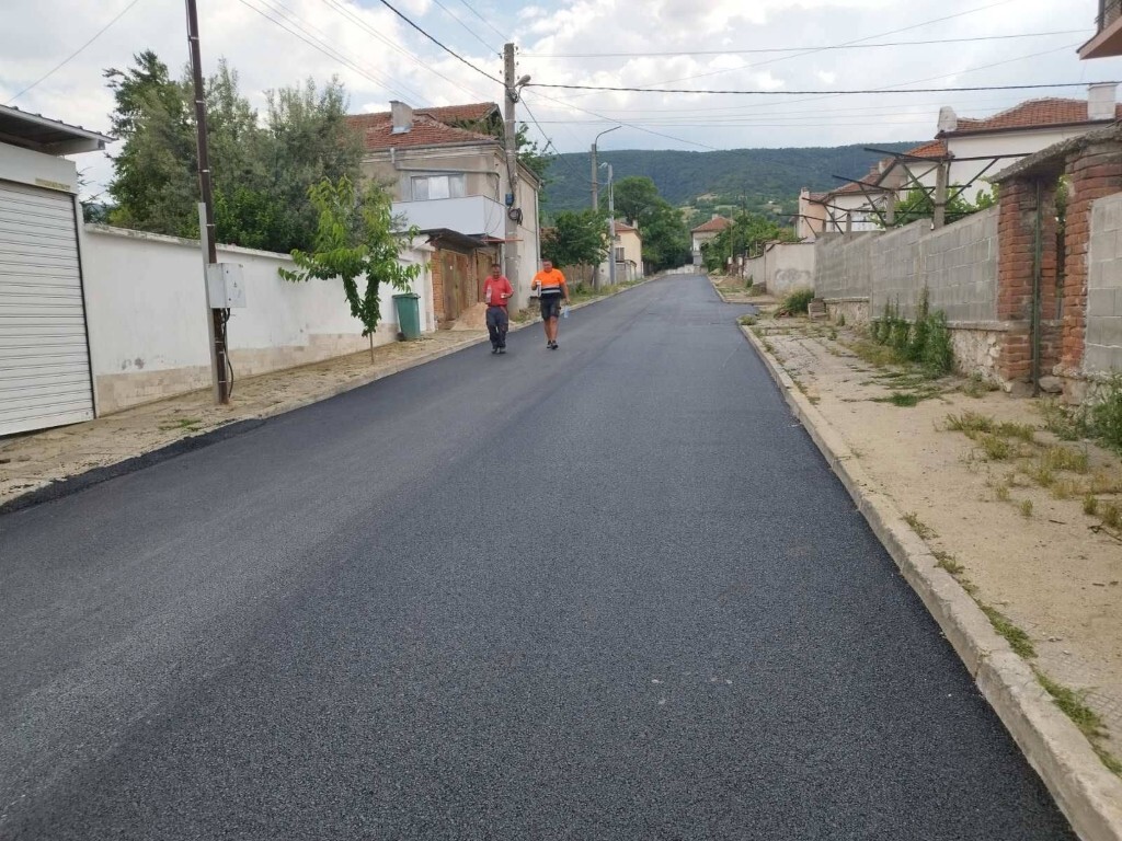 Ремонтът на ключова улица в Брестник е на финала, напредва работата и по други обекти (СНИМКИ)