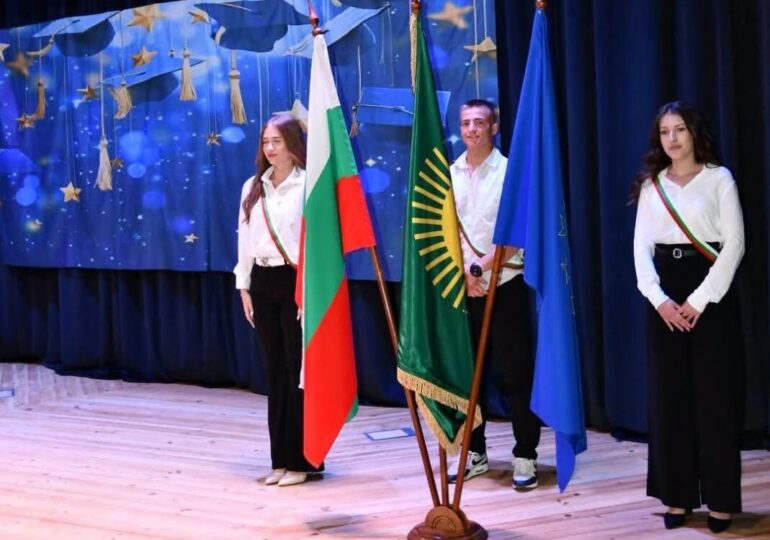 На вълнуваща церемония в Асеновград: Училище връчи официално дипломите на зрелостниците от Випуск 2026 (ГАЛЕРИЯ) 1 На вълнуваща церемония в Асеновград: Училище връчи официално дипломите на зрелостниците от Випуск 2026 (ГАЛЕРИЯ)
